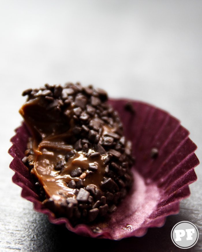 Brigadeiro mordido en detalle mostrando el interior.