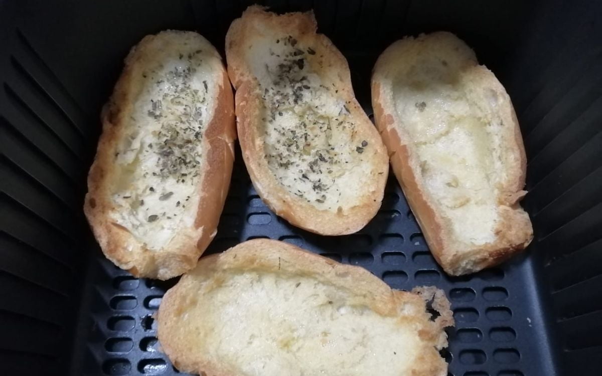 Brot mit Butter im Airfryer ist super EINFACH und SCHNELL zuzubereiten