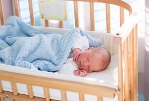 Can baby sleep with parents?