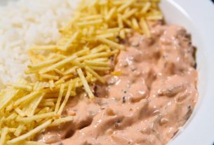 Plat à base de riz, pommes de terre paille et champignons stroganoff sur une table vue de près.