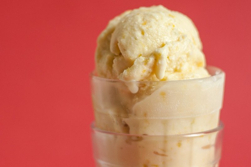 Helado de naranja en vaso con fondo rojo de PratoFundo.com