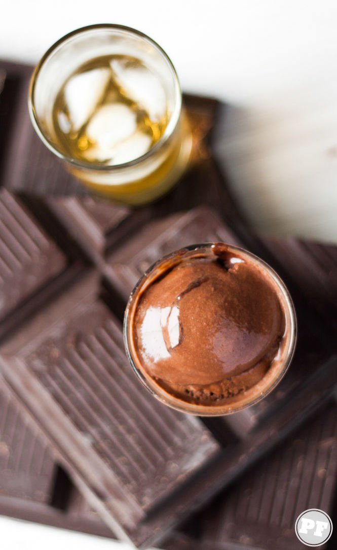 Helado de chocolate y whisky en detalle visto desde arriba con un vaso de whisky al lado