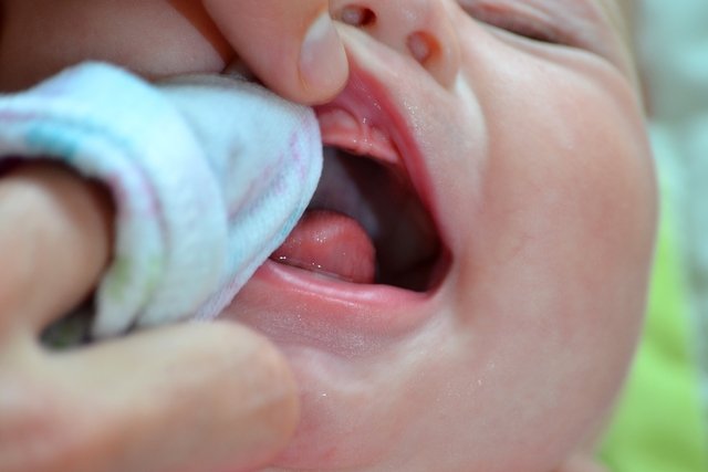 How to clean your baby's tongue