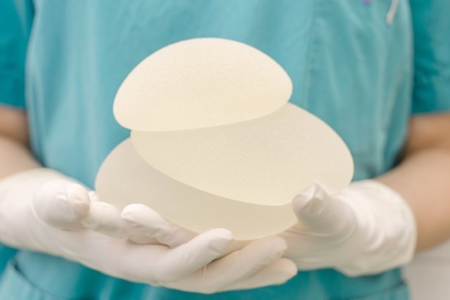 Silicone in the buttocks: how the surgery is performed and possible risks