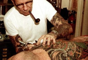 Tatuaje de la vieja escuela para mujeres.