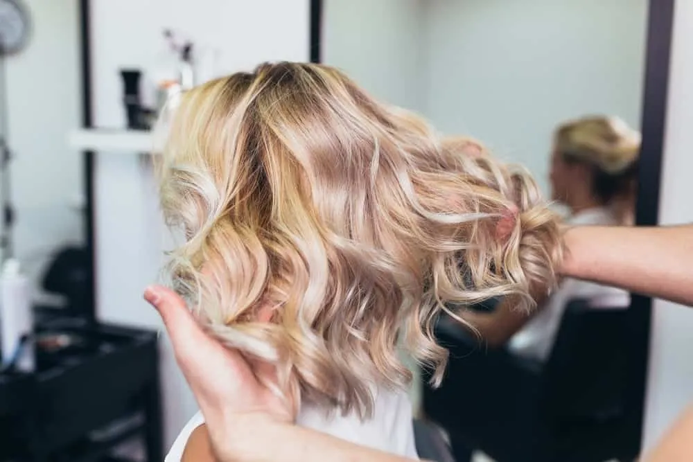 Platinum blonde is the trend of 2019, but the hair requires some care