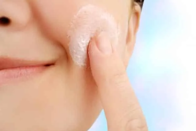 Learn how to squeeze pimples without damaging your skin