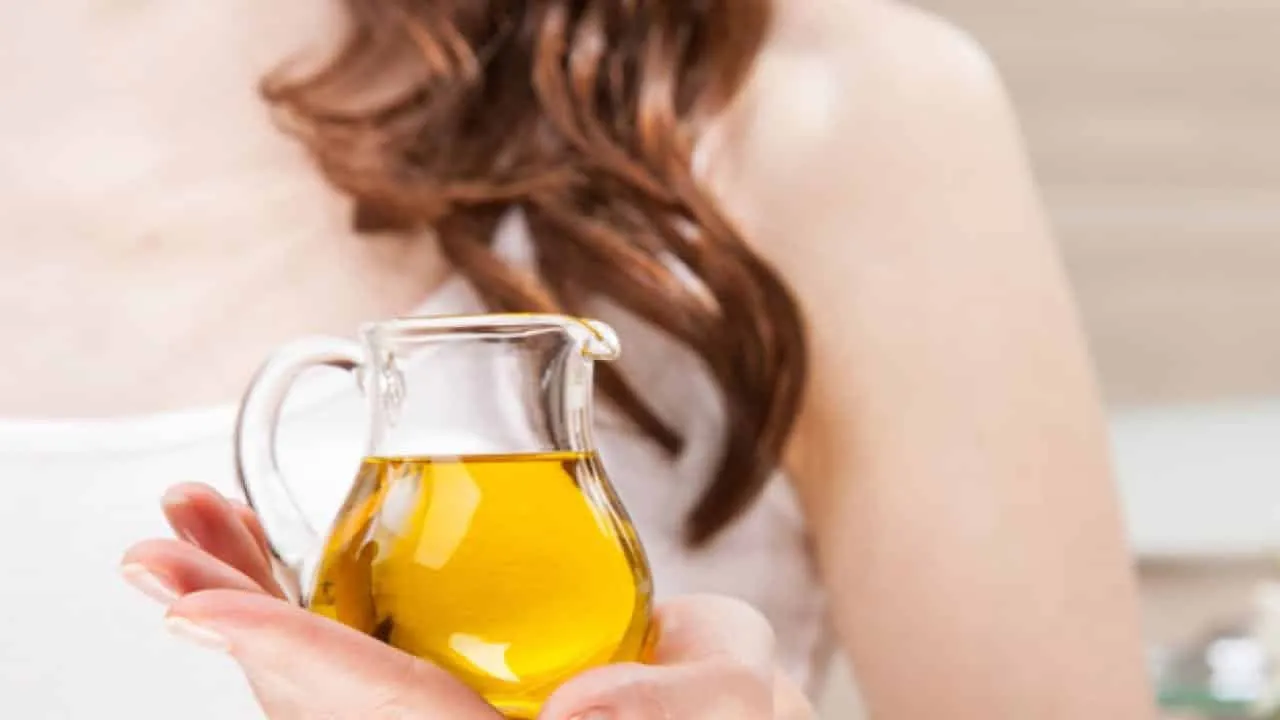 Olive oil for hair – Benefits + homemade hydration recipes