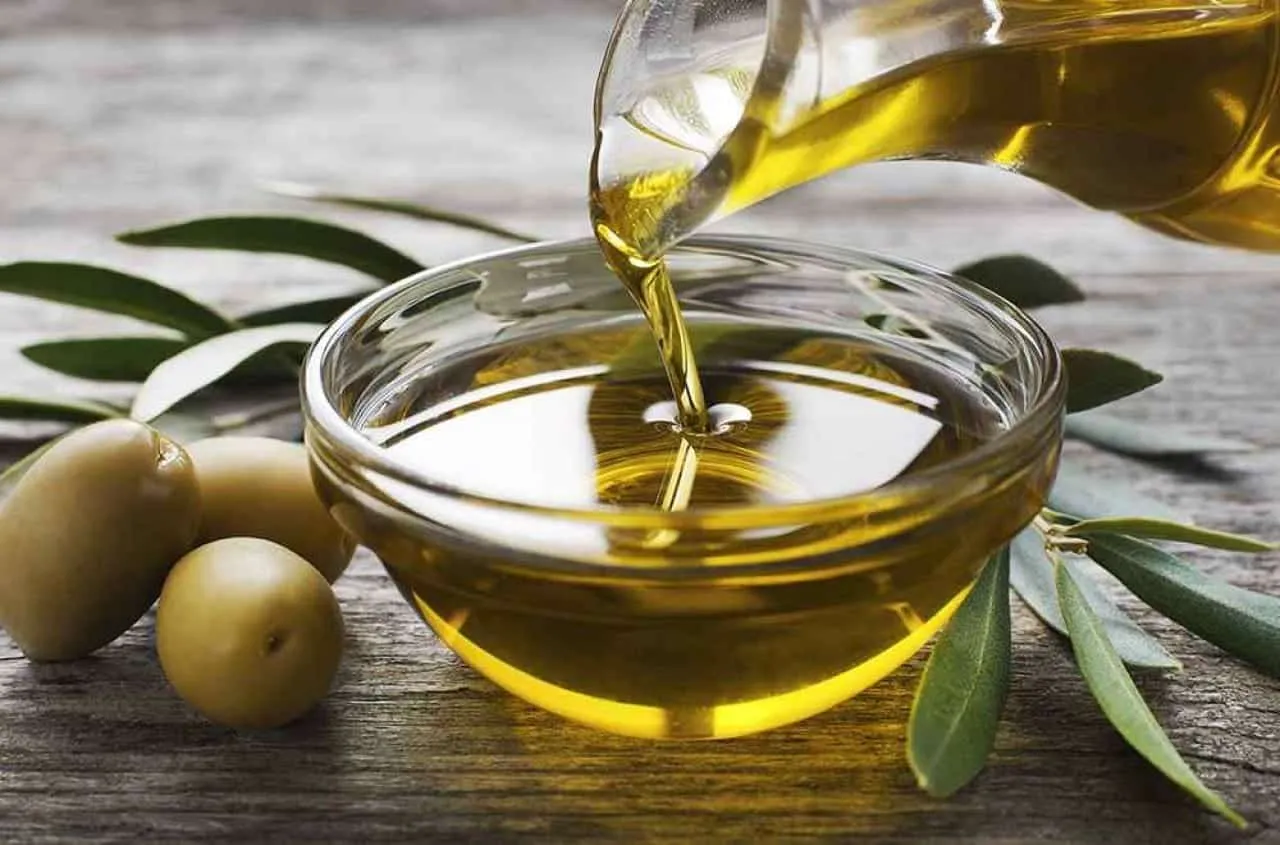 Olive oil for hair – Benefits + homemade hydration recipes