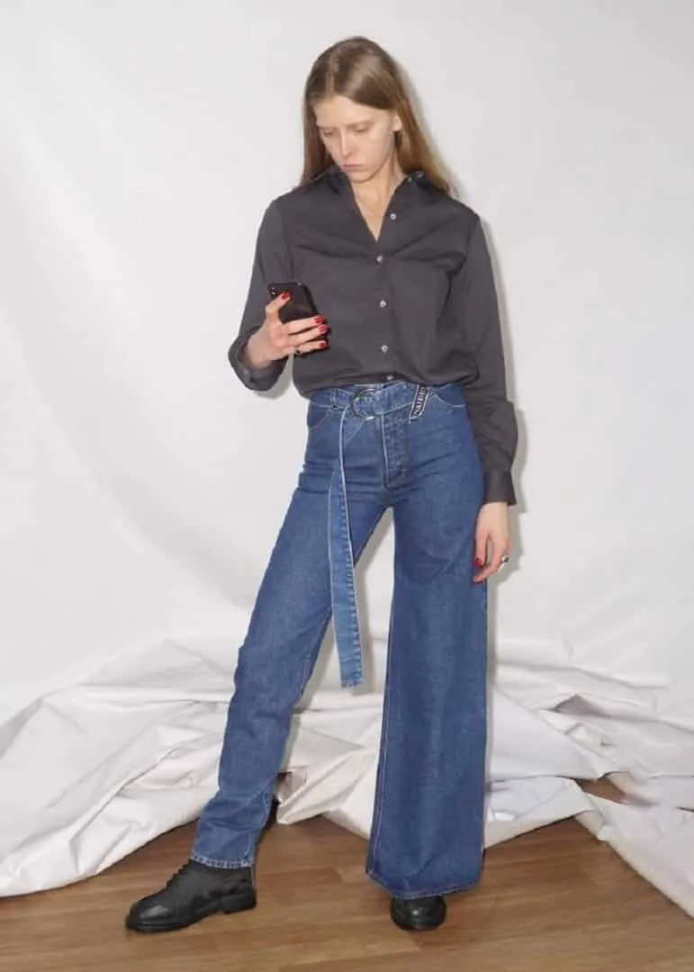Les jeans asymétriques provoquent l'étrangeté et coûtent jusqu'à 375 dollars