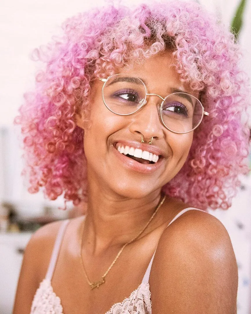 mujer de pelo corto