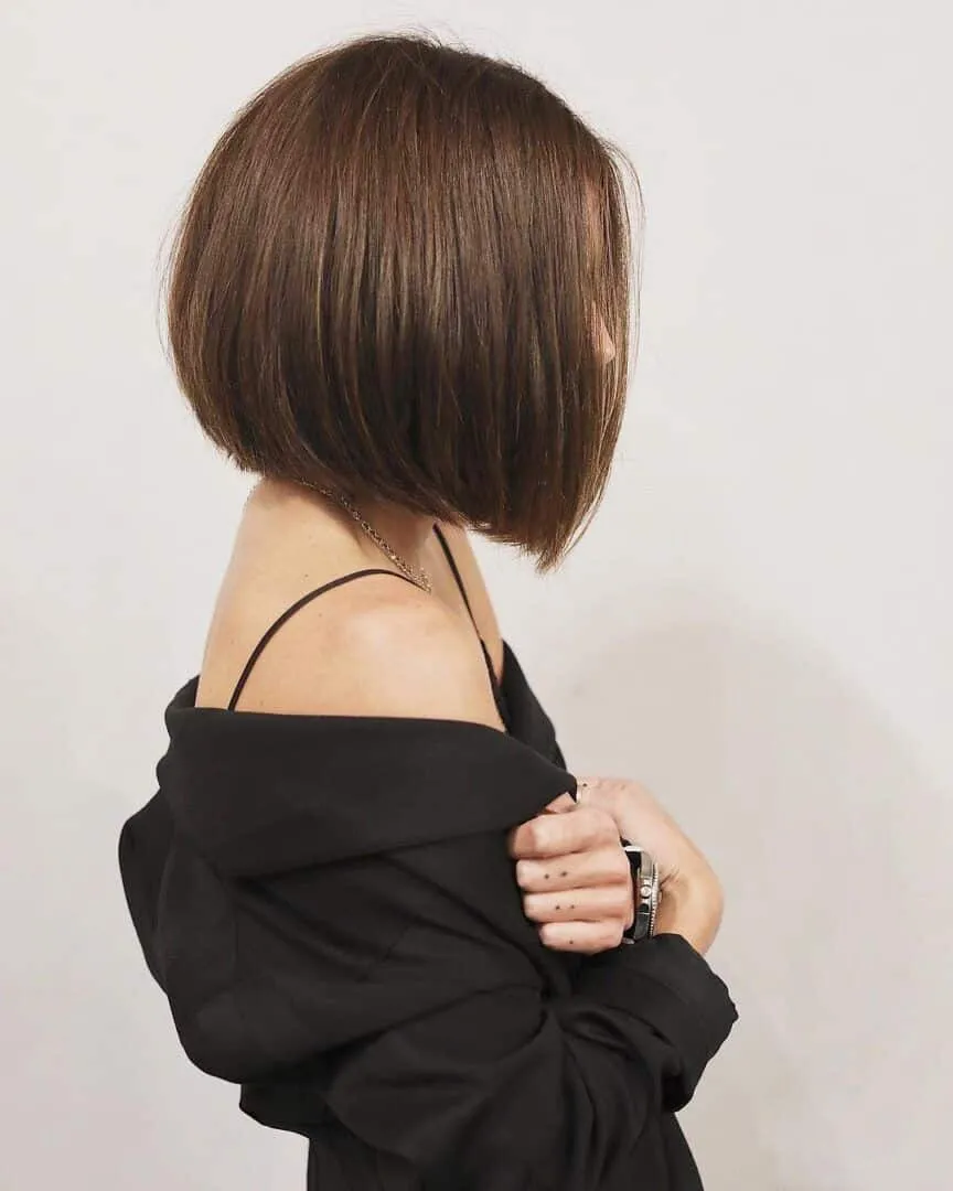 mujer de pelo corto