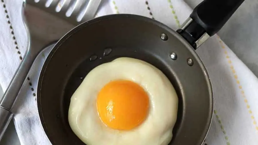 Fried egg - 11 recipes for you to have fun and delight in the kitchen