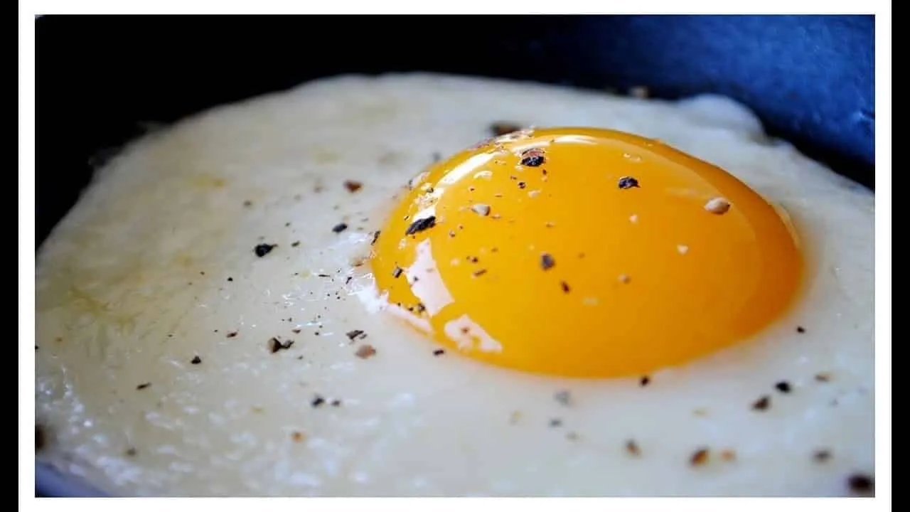 Fried egg - 11 recipes for you to have fun and delight in the kitchen