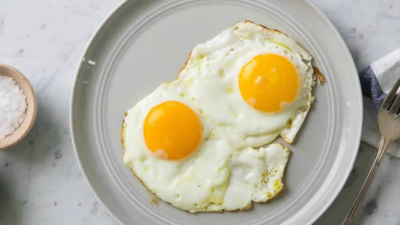 Fried egg - 11 recipes for you to have fun and delight in the kitchen