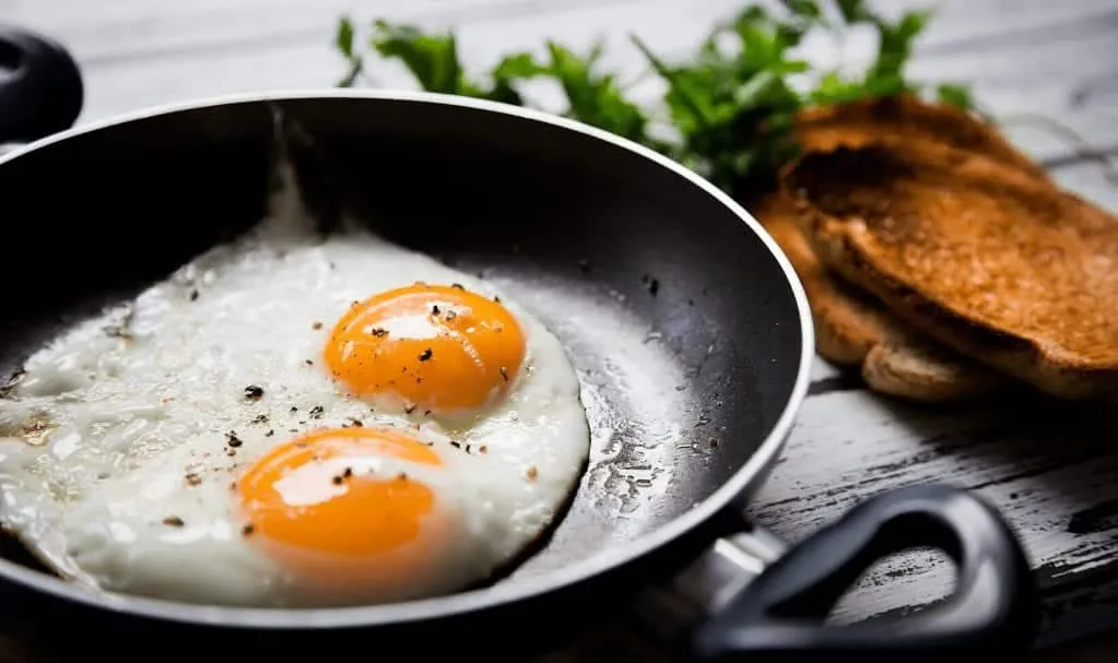 Fried egg - 11 recipes for you to have fun and delight in the kitchen