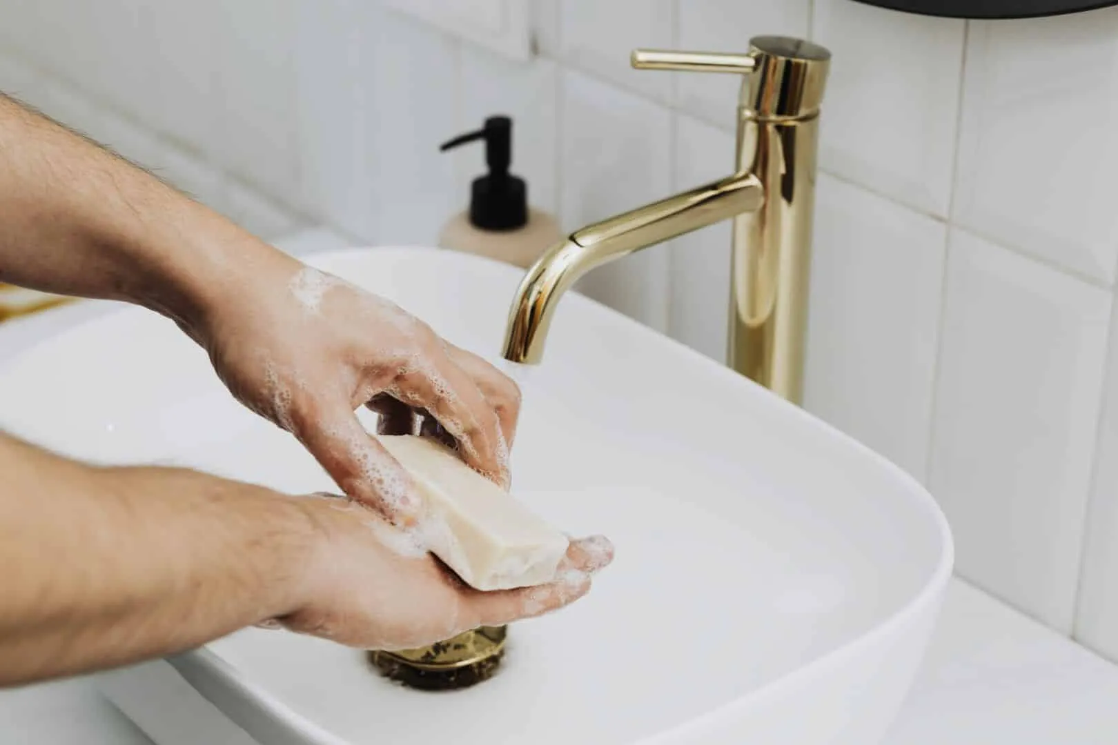 Les mains sèches ? Apprenez à garder vos mains hydratées même en les lavant et en utilisant du gel hydroalcoolique quotidiennement 