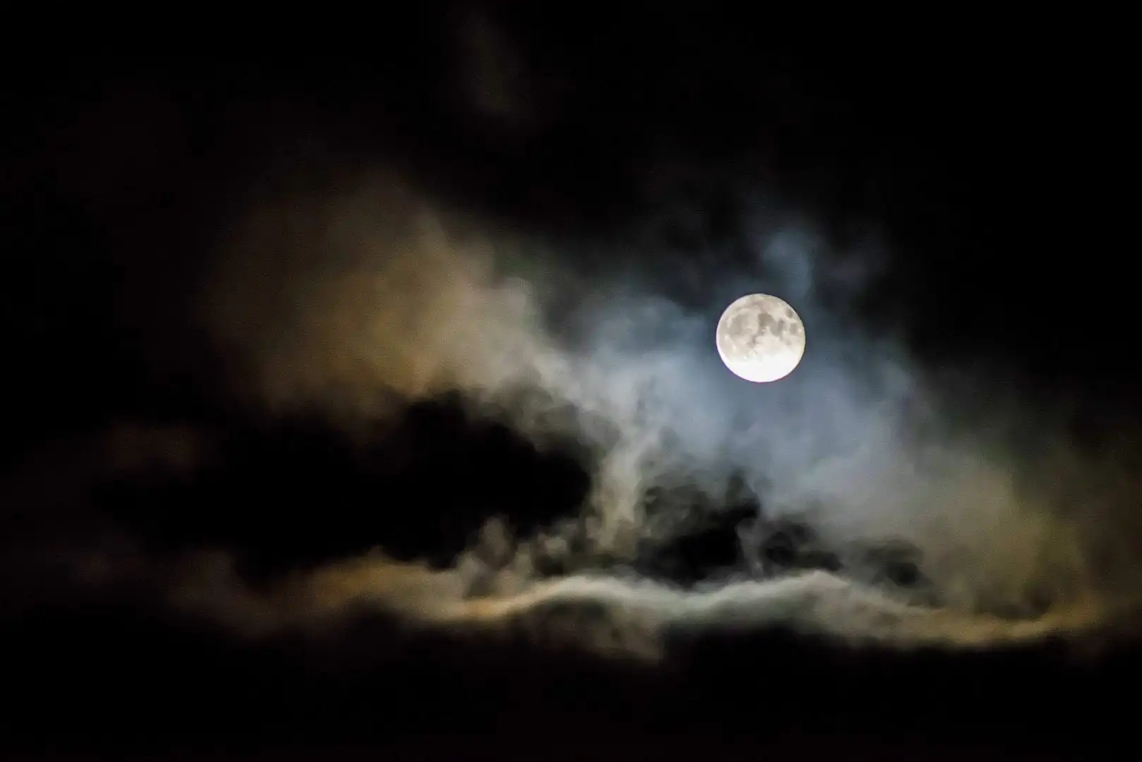 Influences of the moon - find out how the moon can interfere in your life