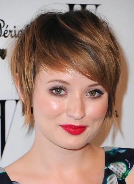 A short fringe with neck-length strands also looks really charming. 