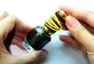 ¿Por qué deberías atar una banda elástica alrededor de la tapa del esmalte de uñas?