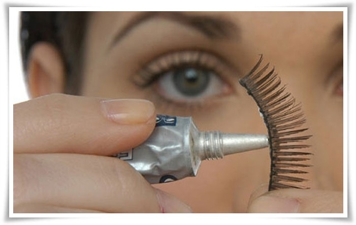 See how to use false eyelashes step by step