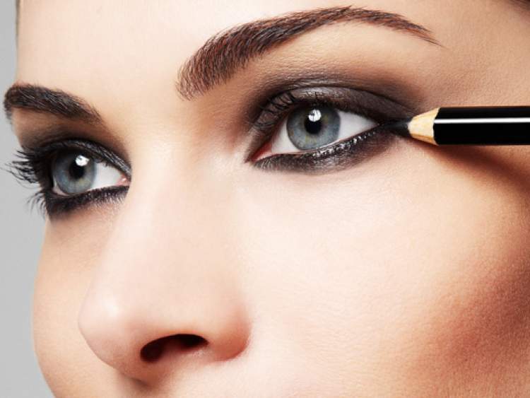 Party makeup: black smoky eye