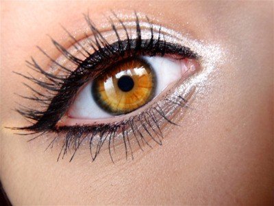 Makeup to enlarge the eyes