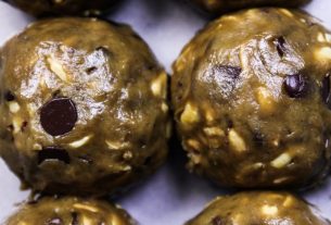 Bolas de masa para galletas cruda en una bandeja para hornear