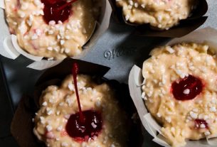 Masa cruda de Muffin de Piña y Coco en molde