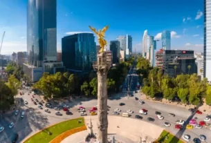 Vista aérea de um obelisco e da Avenida da REforma, uma ótima opção onde ficar na Cidade do México: