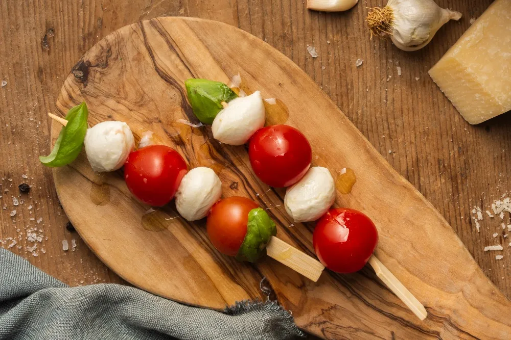 Sizzling satay caprese as an input for the Christmas dinner