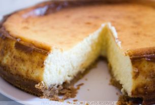 Cheesecake de carbón y queso de guayaba