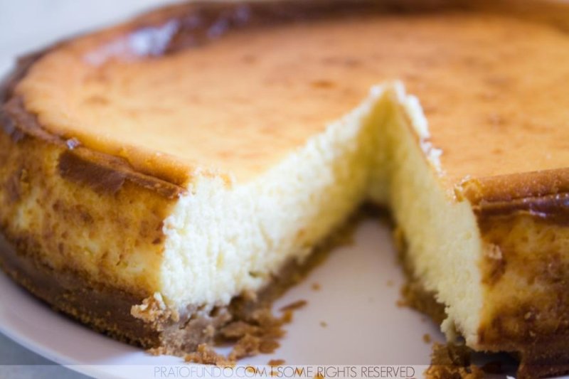 Cheesecake de carbón y queso de guayaba