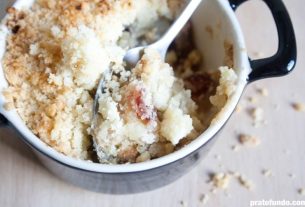 Crumble de manzana, arándano y ruibarbo mostrando el interior con las frutas