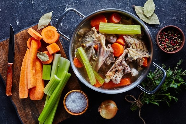 Bone broth: 7 benefits and how to make it (with recipes)