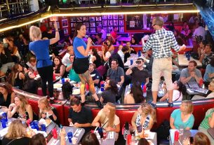 Restaurant in New York has actor waiters who sing and dance