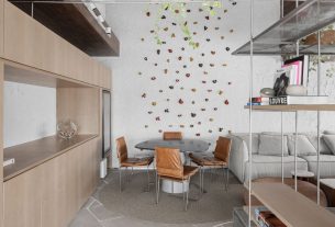 Foto de sala de jantar de apartamento decorado com parede de escalada em tons terrosos