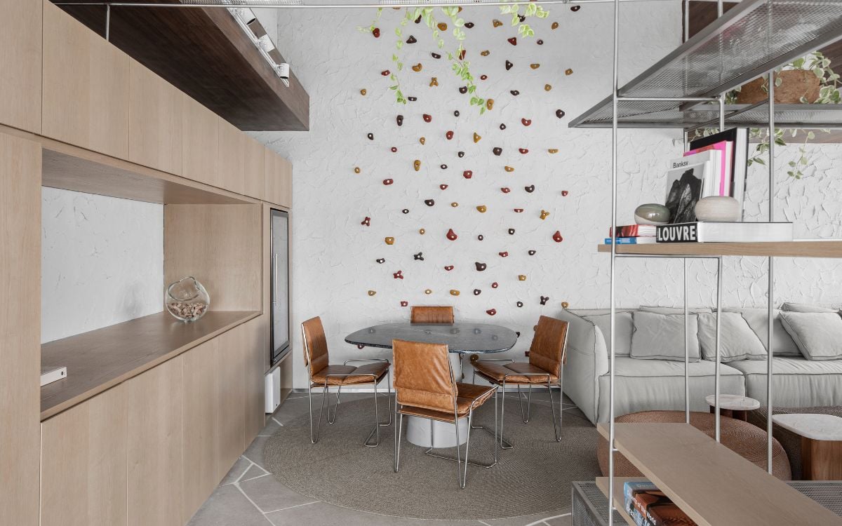 Foto de sala de jantar de apartamento decorado com parede de escalada em tons terrosos