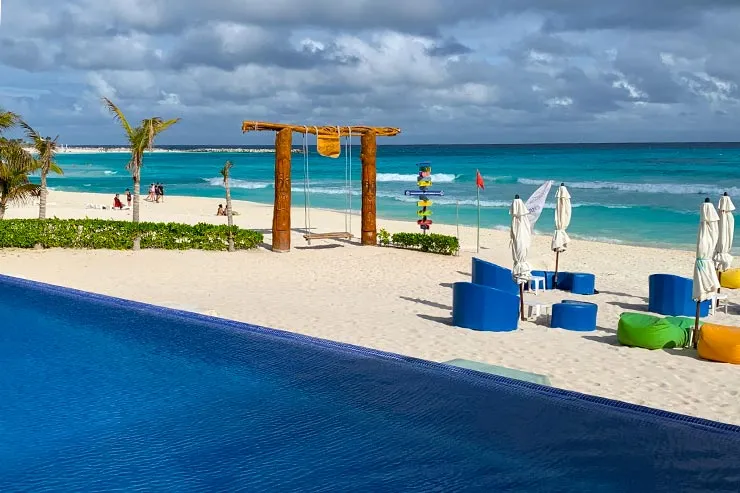 La piscine de l'hôtel et le Rêve d'Océan (Cancun, Mexique (photo: Photo: est-Ce le Monde qui est le Nôtre)