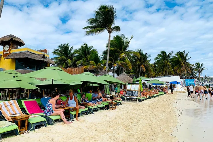 Combien ça coûte de voyages à Cancun, Playa del Carmen: le Lido Club de Plage à Playa del Carmen Photo: Ce Monde est le Nôtre)