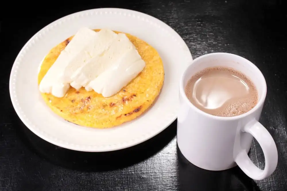 Chocolate com queijo e pão em Bogotá