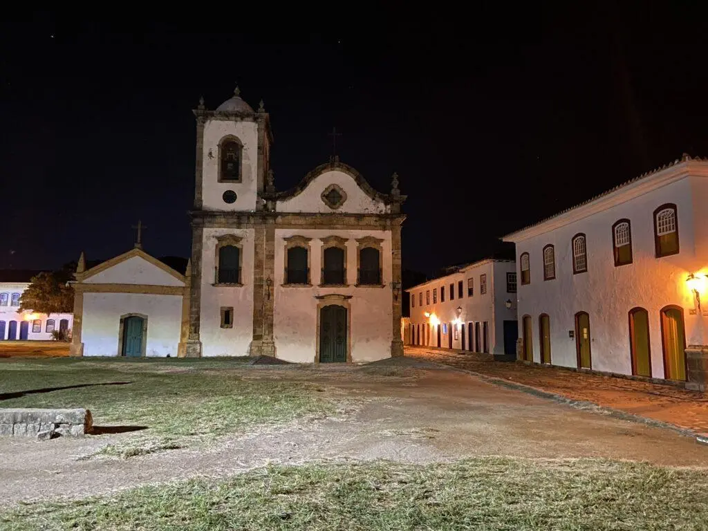 vista da igreja de paraty, próxima ao porto