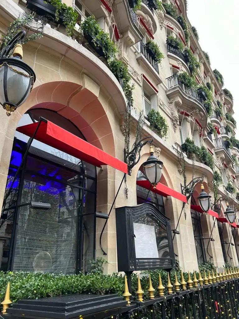 Fachada do Hotel Plaza Athénée, hotel de luxo em Paris