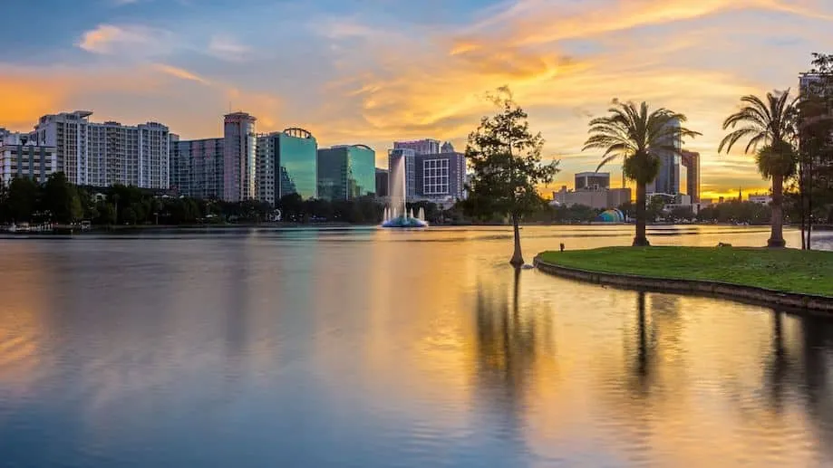 Foto de lago com prédios ao fundo em Downtown Orlando, Florida