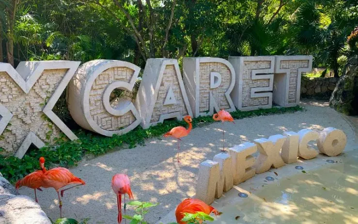 Placa escrito Xcaret, em Cancún, no México, com flamingos(Foto: Esse Mundo é Nosso)