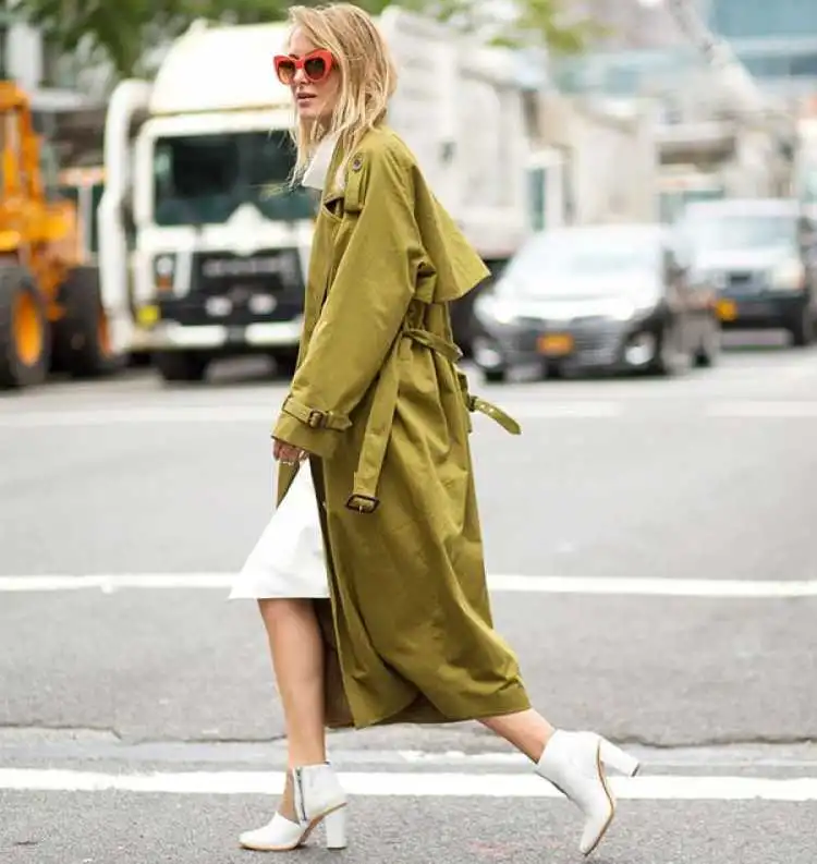 Look com bota branca e trench coat