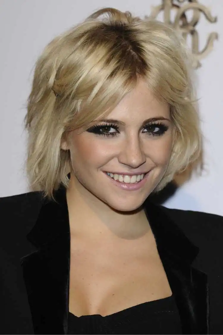 short hairstyle for triangular face -