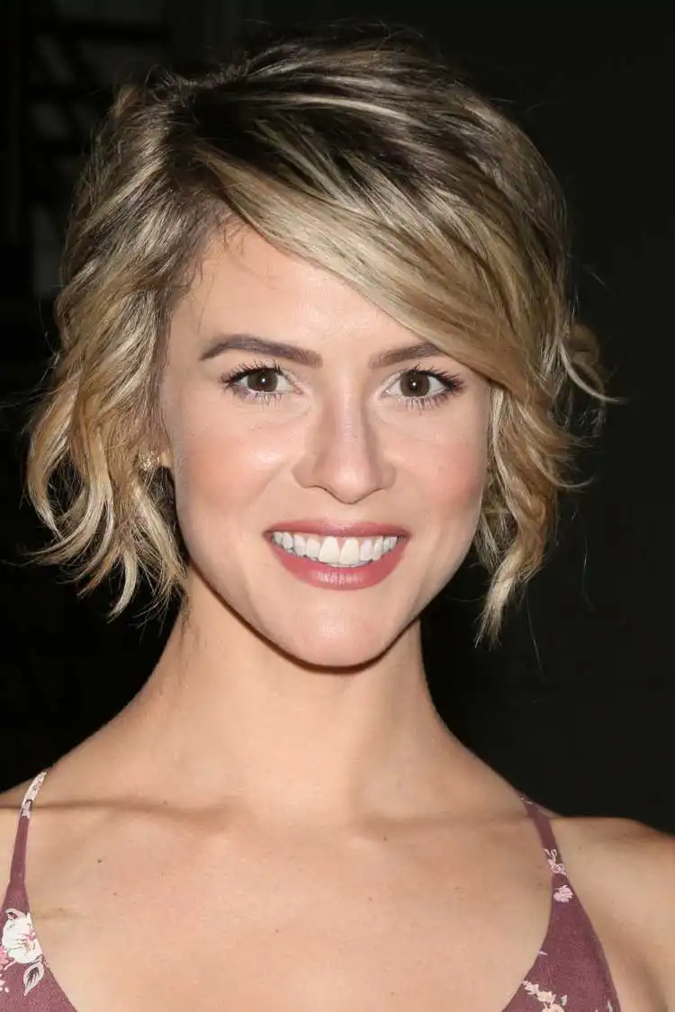 short hairstyle for triangular face with a franjão