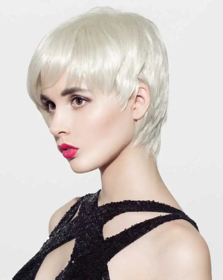 coupe de cheveux, pixie et les cheveux blonds, platine plaqué