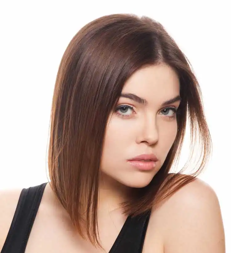 capelli long bob, dito medio